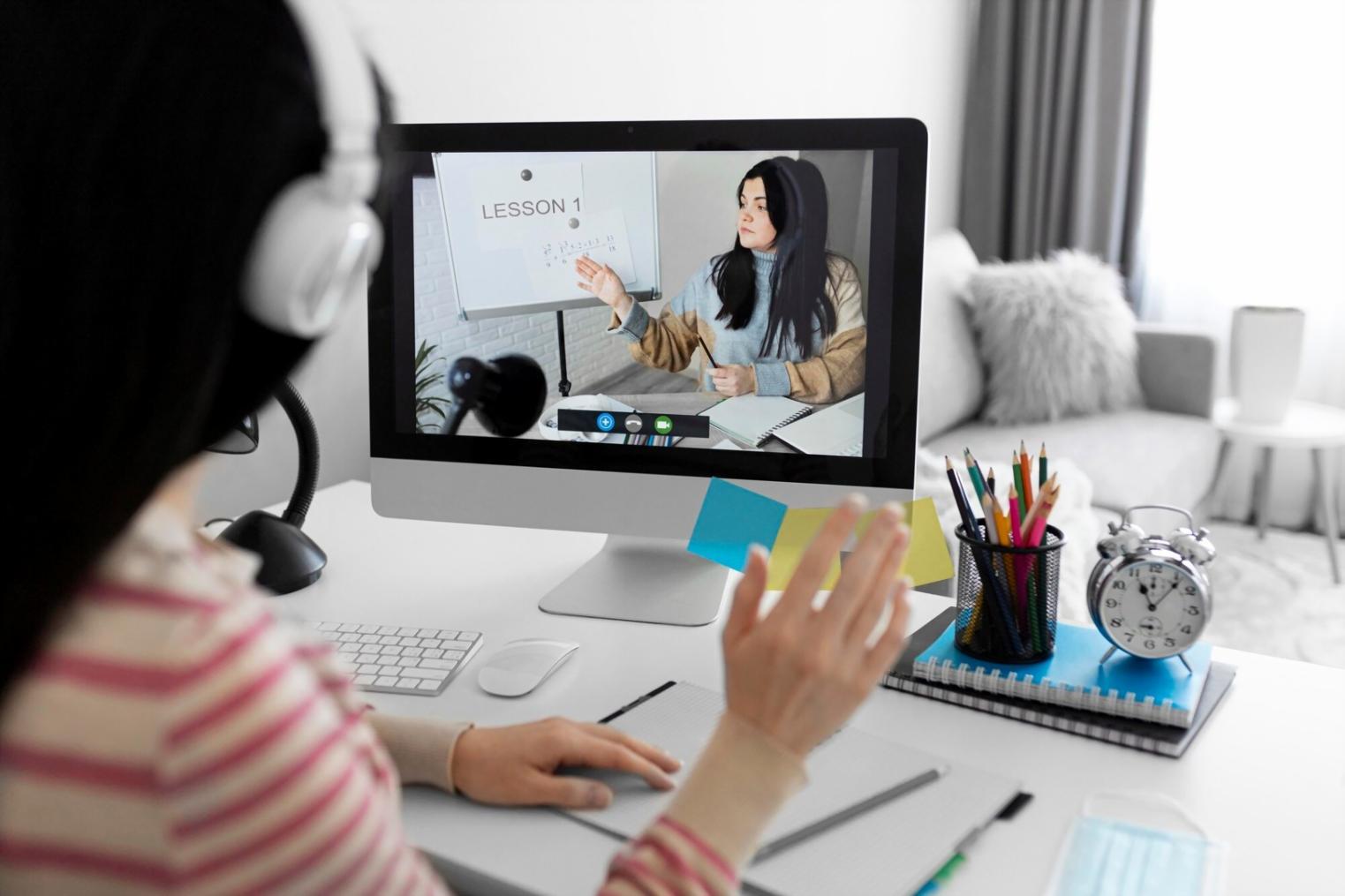 Analyste financier travaillant sur des modèles